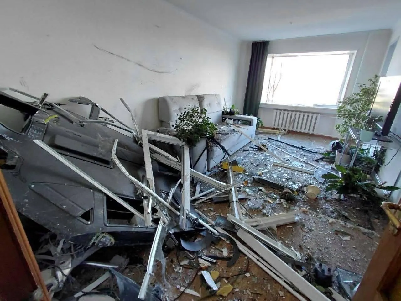 Один випадок на мільйон: у Дніпрі «Шахед» залетів у квартиру і не вибухнув