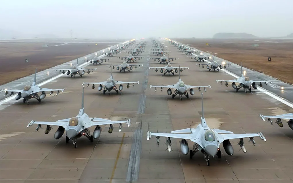 Група українських військових завершила навчання з обслуговування F-16 у Нідерландах
