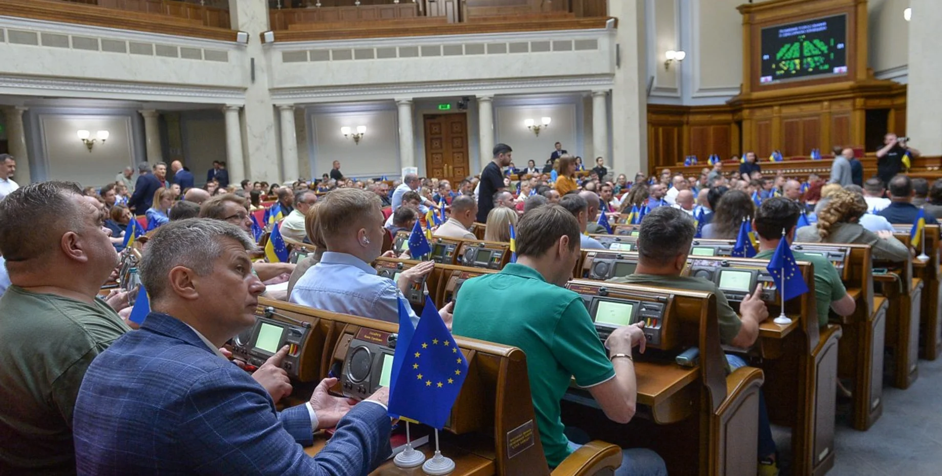 Втомилися та незадоволені зарплатою: 60 депутатів Ради хочуть скласти мандат
