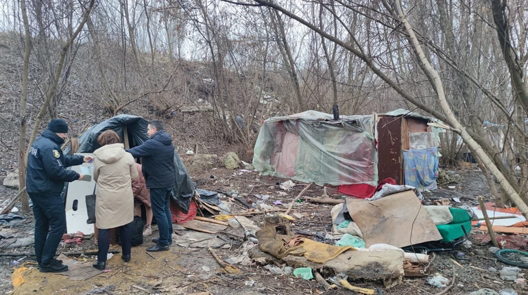 На Тернопільщині сім'я з п'ятьма дітьми живе у хижі посеред лісосмуги (Фото)