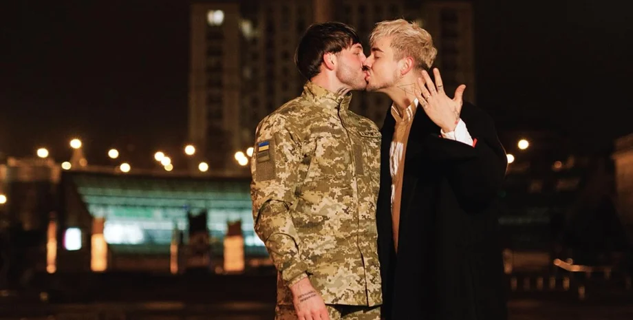 «Я сказав «так»: MELOVIN заручився з військовим на Майдані Незалежності 