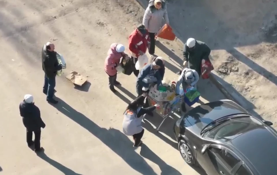 У Росії люди побилися за «просрочку» з супермаркета та віднесли її до машин (Відео)