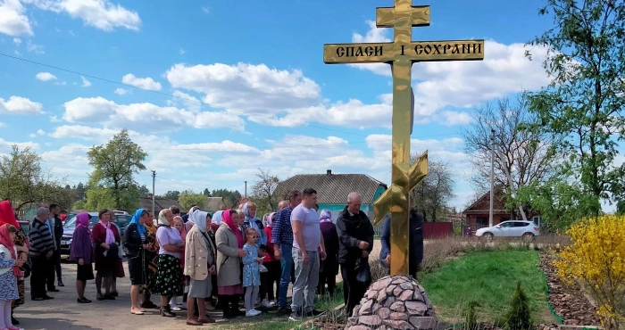 У Дольську освятили придорожнього хреста, який нагадує про загиблого односельця