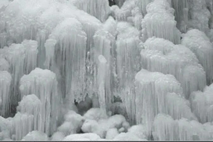 Один із найвищих в Україні водоспадів повністю скував лід