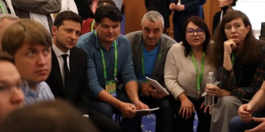 «Тепер говорю — я»: Зеленський посварився з депутатами через відставку Разумкова 