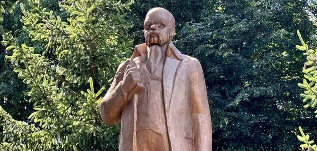 Оце так декомунізація: пам'ятник Леніну переробили на пам'ятник Шевченку
