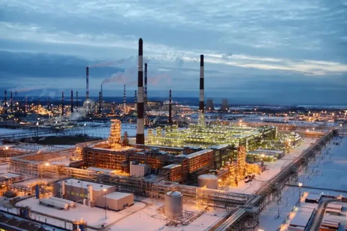 Один з найбільших НПЗ Росії призупинив переробку нафти після удару України