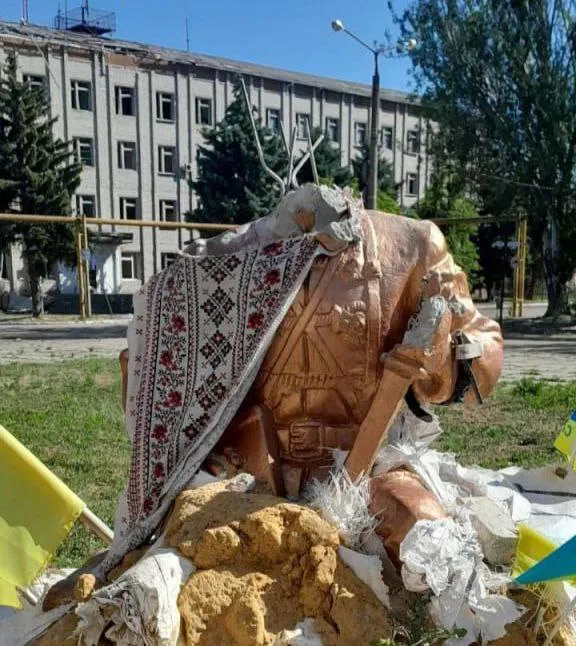 Війська РФ зруйнували пам'ятник Нестору Махну, що був символом Гуляйполя