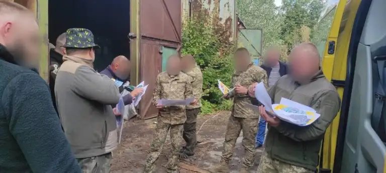 «Маленьке диво»: серед дитячих малюнків фронтовик з Волині знайшов роботу своєї односельчанки