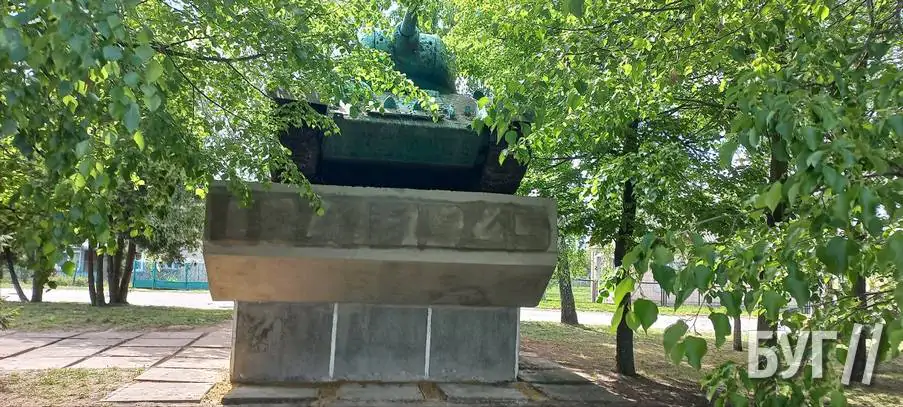 У селищі на Волині радянський танк вдруге «декомунізували» – зафарбували цифри про війну 