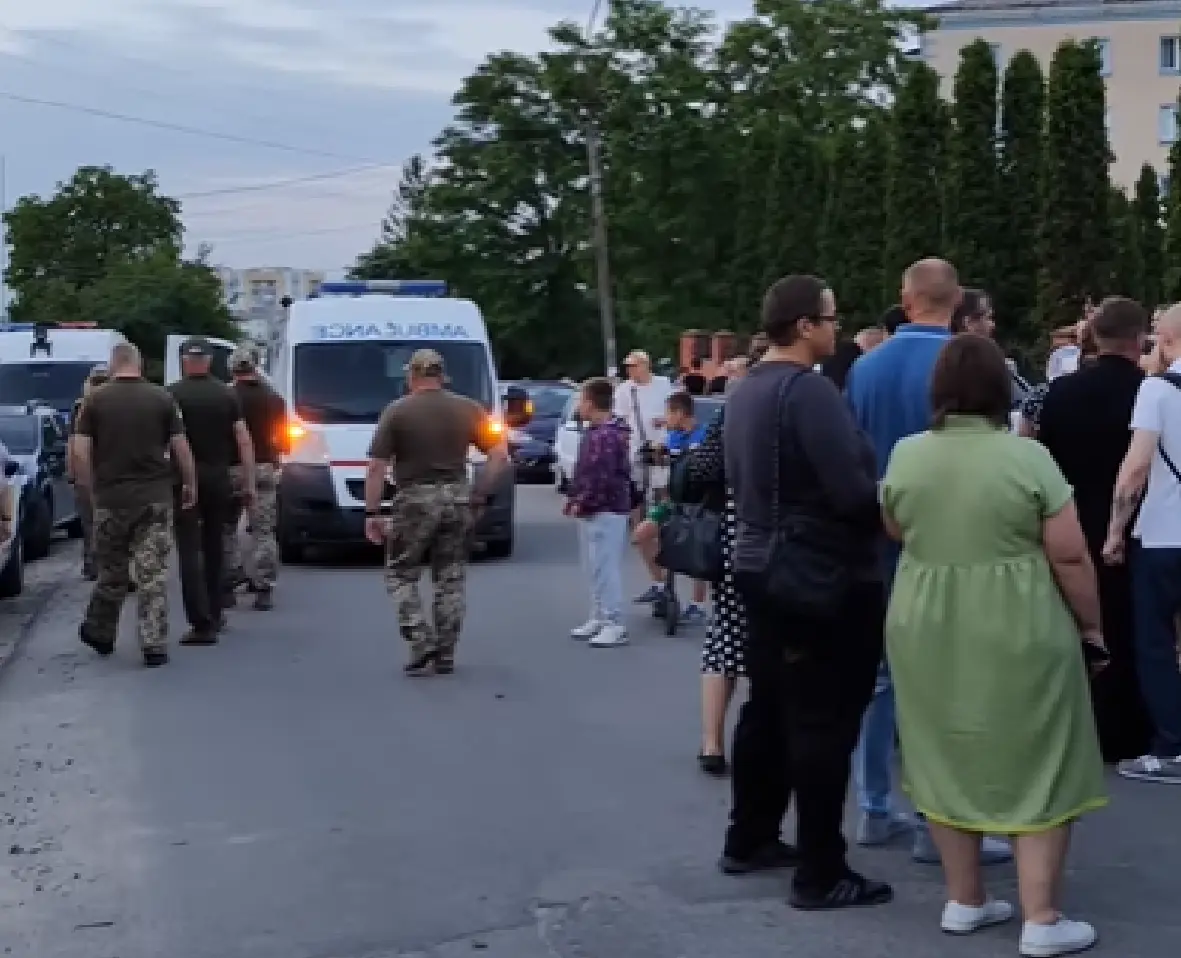 Парафіяни російської церкви кричали «ганьба» родині загиблого Героя після панахиди ПЦУ (Відео)