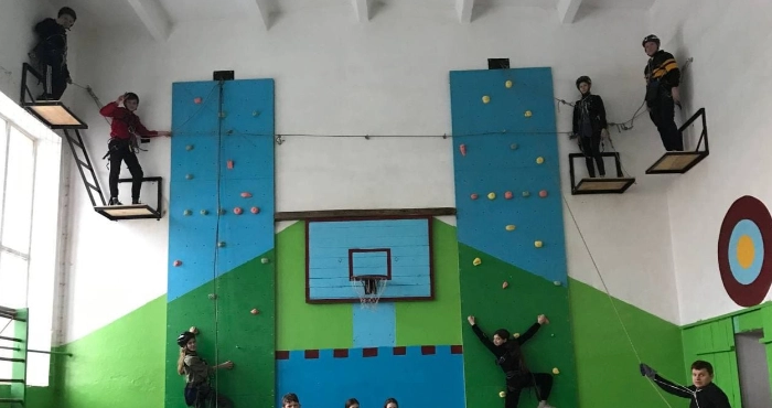 Волинські школярі заколядовані гроші витратити на скелелазну стінку