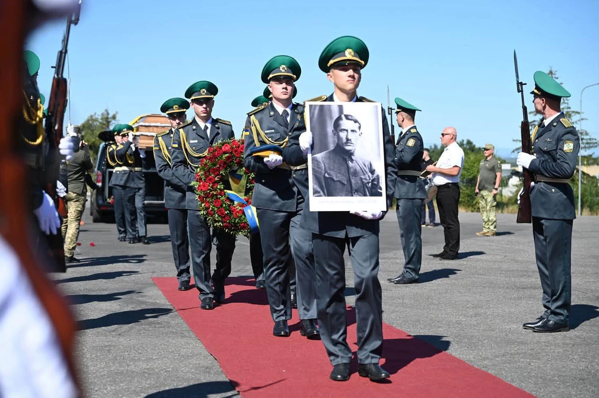 Прах Коновальця доставили в Україну