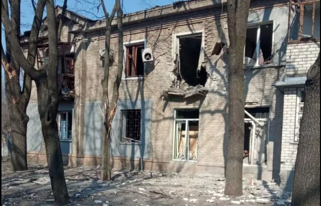 росіяни на Луганщині розбомбили школу, де від обстрілів ховалися цивільні                                                            