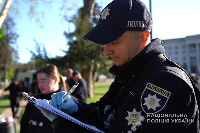 В Одесі на Куликовому полі чоловік з двома ножами накинувся на поліцейських