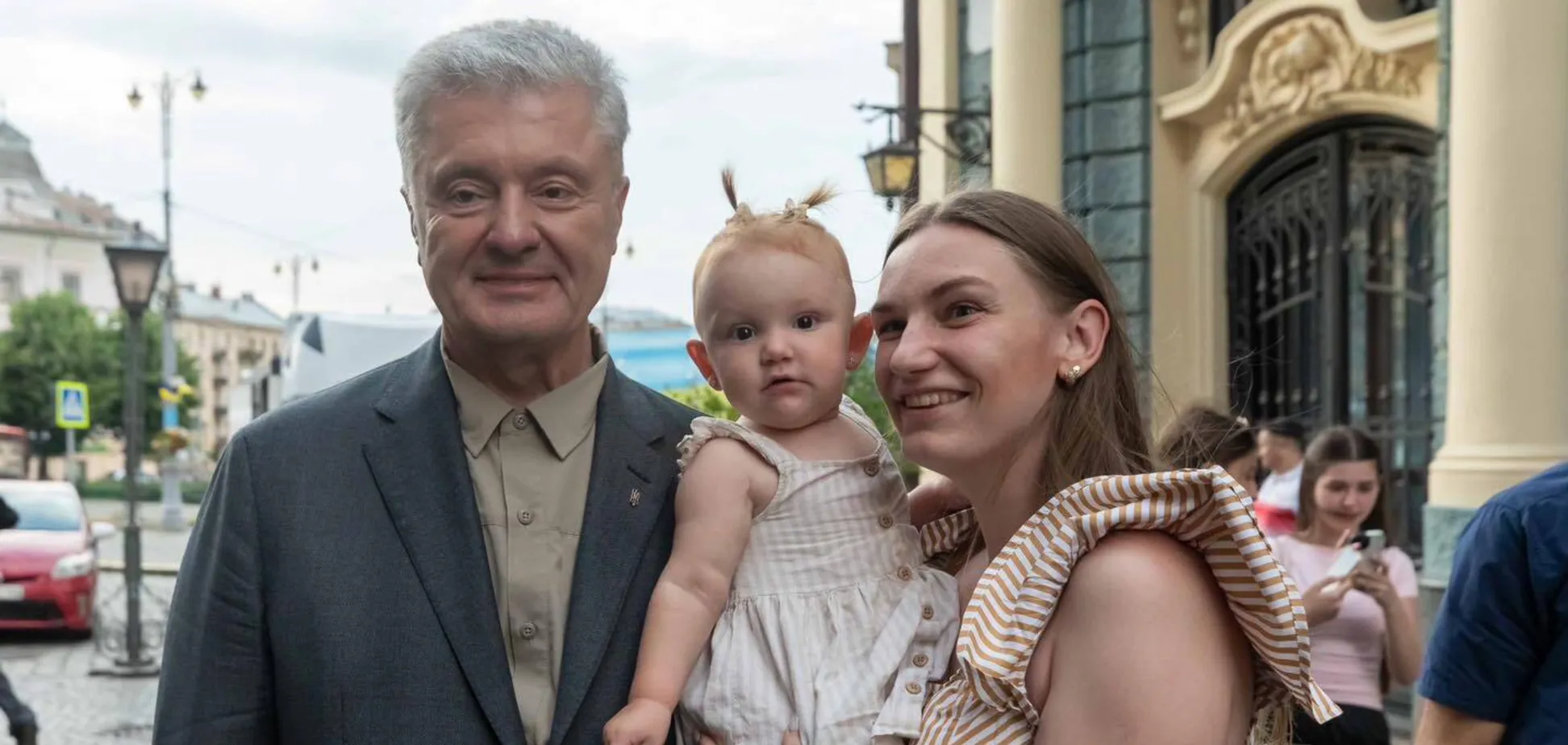 Ніби потрапив у гості до великої родини»: Порошенко показав, як його тепло зустріли у Чернівцях