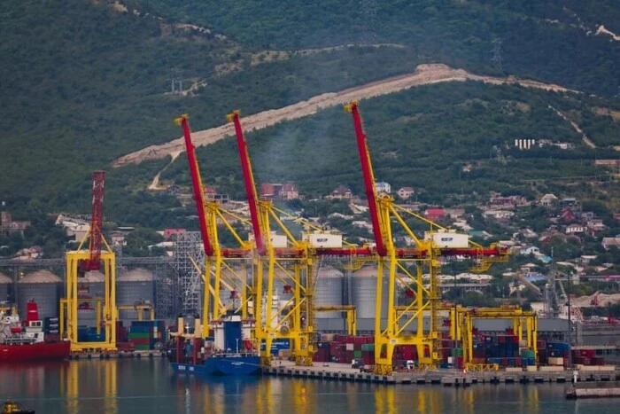 Найбільший російський порт відновив завантаження нафти після української атаки