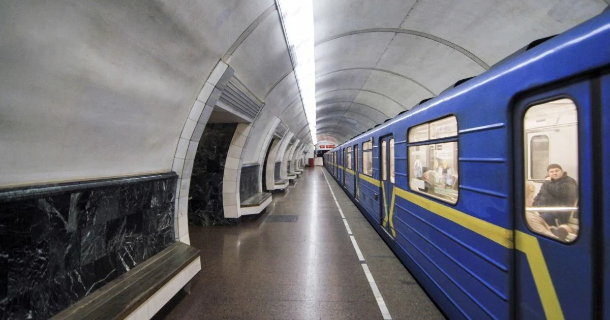 Погоня за лайками: у Києві парочку зачеперів зняли з потяга метро