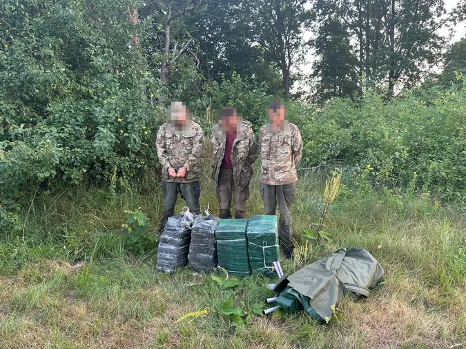 Троє волинян планували переправити дві тисячі пачок цигарок гумовим човном до Польщі (Відео)