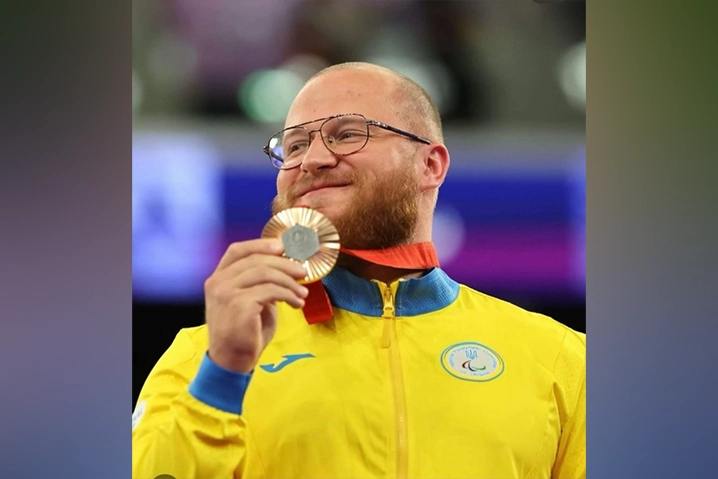 Козак лежачи підняв 202 кілограми!