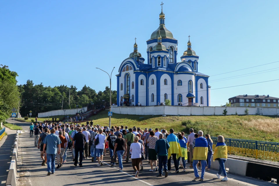 Люди вигнали священників УПЦ МП із кафедрального собору