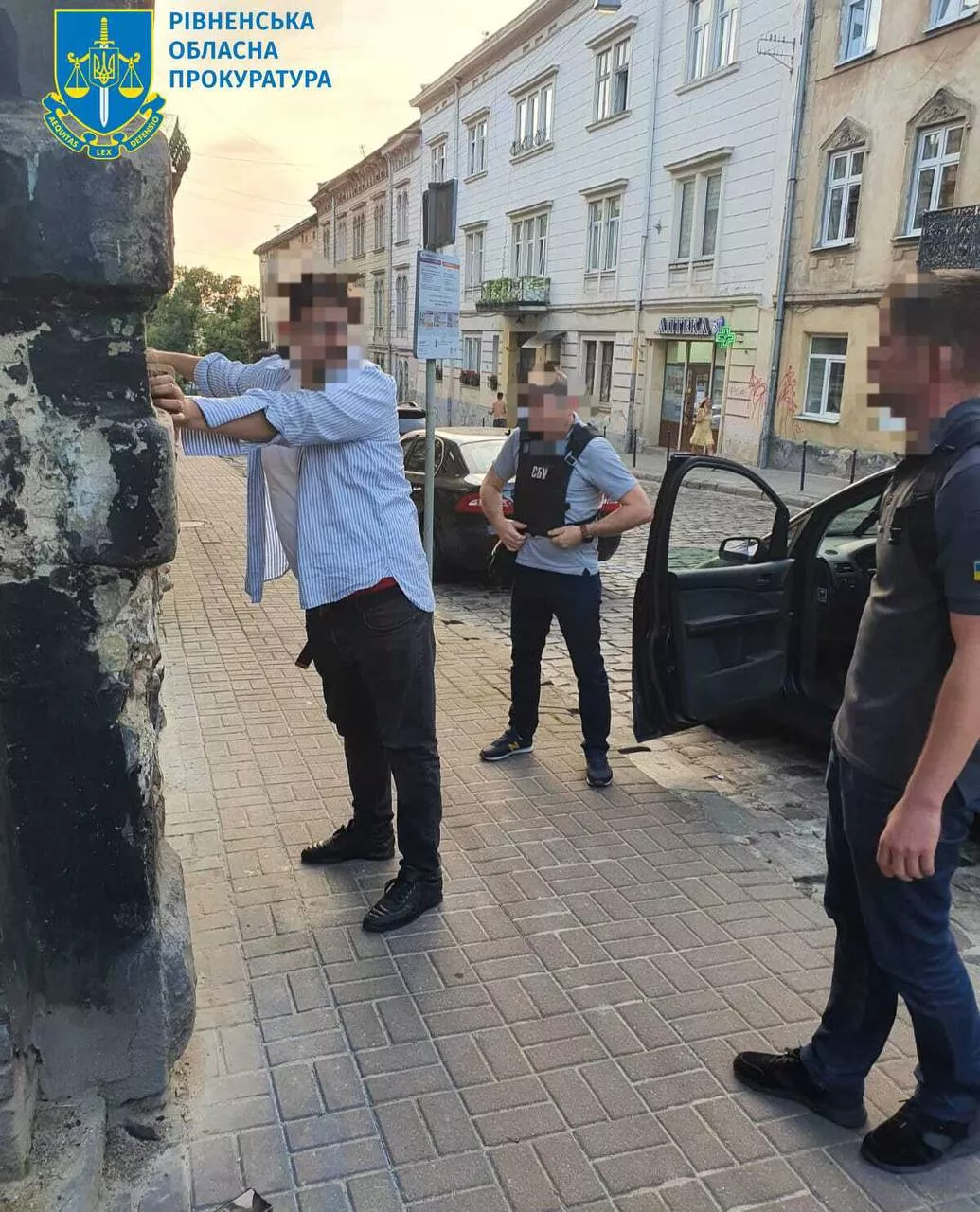 У Рівному судитимуть шахрая, якому ухилянти платили гроші надурняк 
