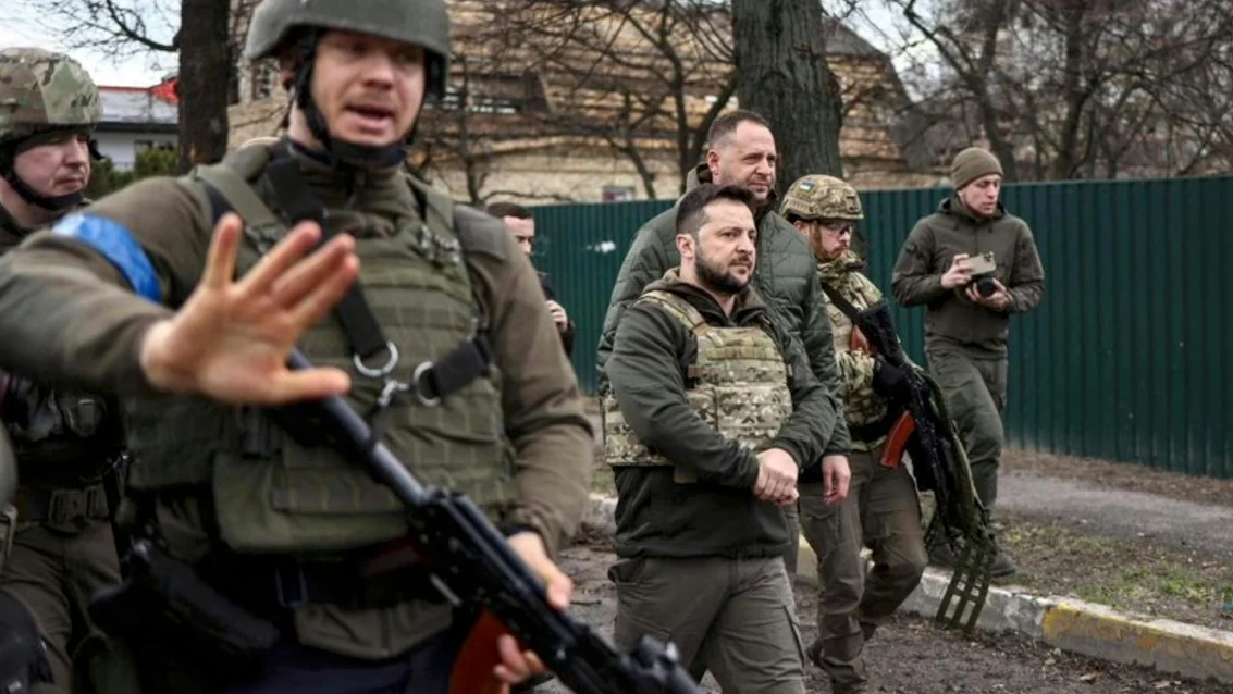 Андрія Єрмака біля СІЗО зустріли охоронці Володимира Зеленського