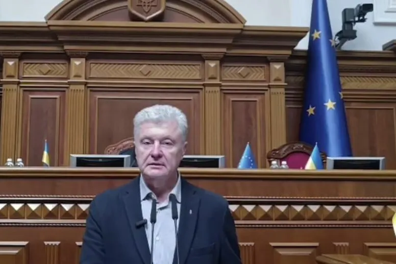 Порошенко з трибуни парламенту пояснив, чому треба захищати армію, мову, віру