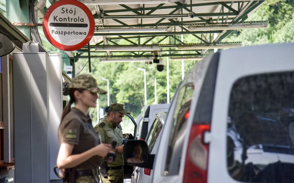 Польща почала повертати в Україну чоловіків 