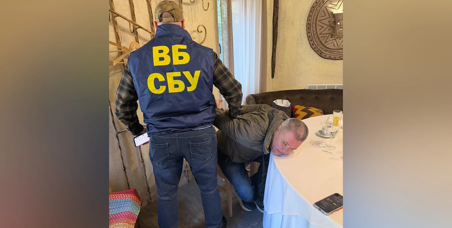 Хабар у 27 мільйонів: на кришуванні бурштинового бізнесу на Рівненщині викрили чотирьох посадовців СБУ