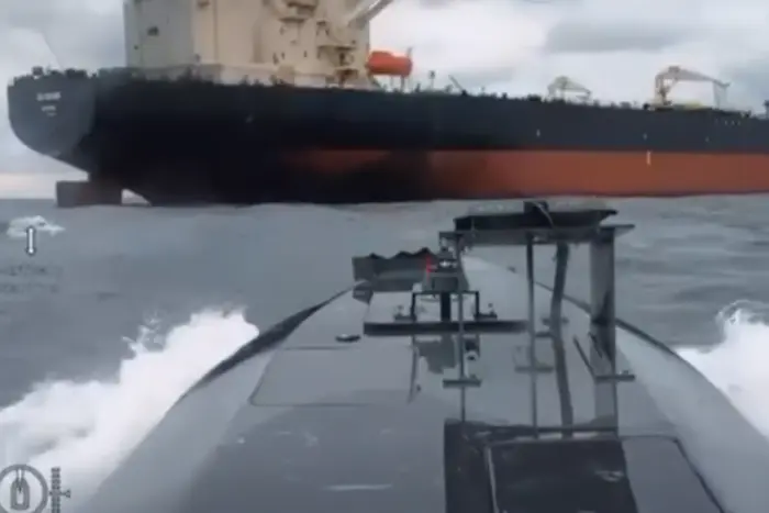 Дрони СБУ уразили в Чорному морі танкер «тіньового флоту» РФ «Dashan» (Відео)