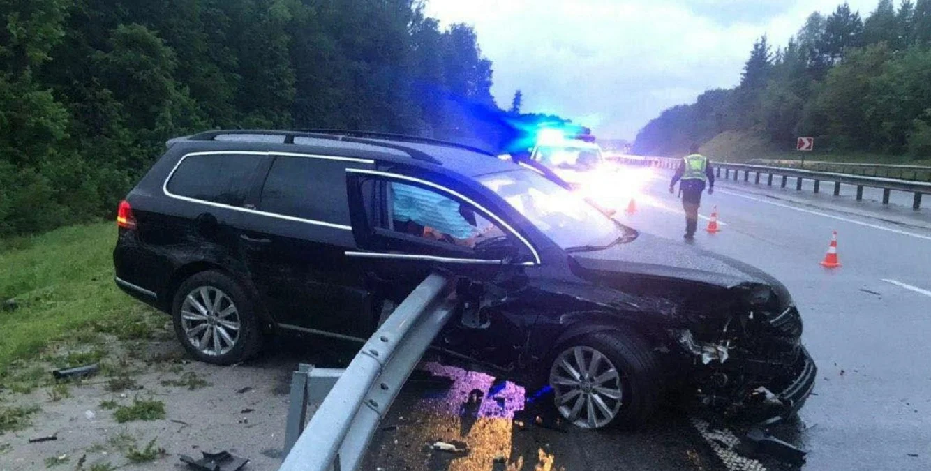 У моторошній ДТП загинув 30-річний чоловік: автомобіль нахромився на відбійник