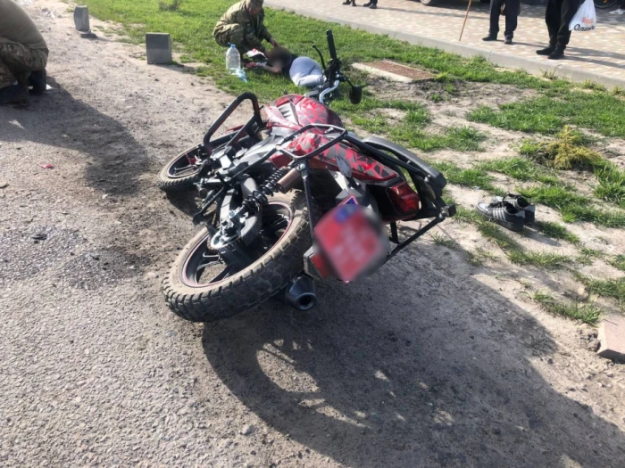 У селі на Волині мотоцикл зіткнувся з припаркованим автомобілем