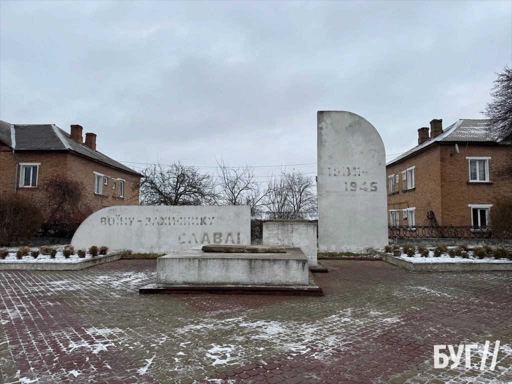 У місті на Волині декомунізували радянський пам'ятник (Фото, відео)