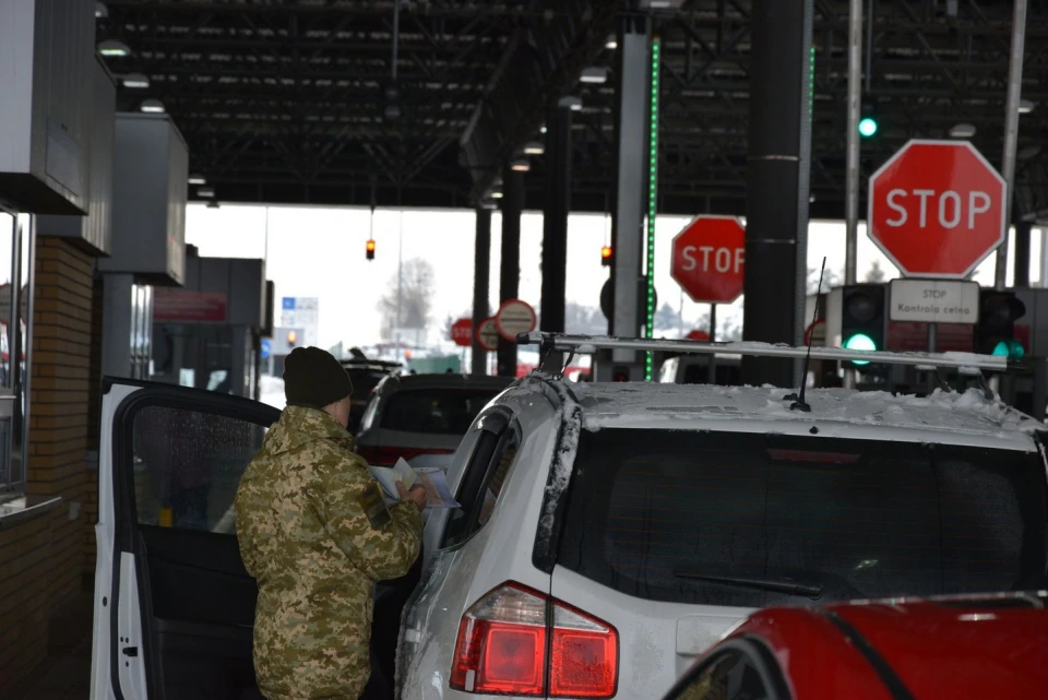 На кордоні з Польщею зріс потік людей і транспорту
