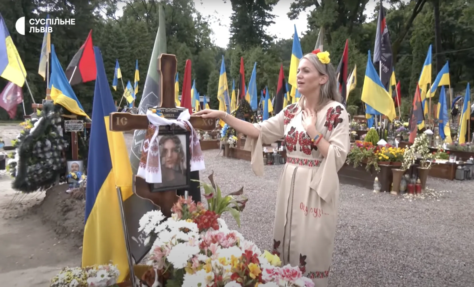 Німецька «зірка» Марлен Маас приїхала на кладовище військових у Львові і заспівала там
