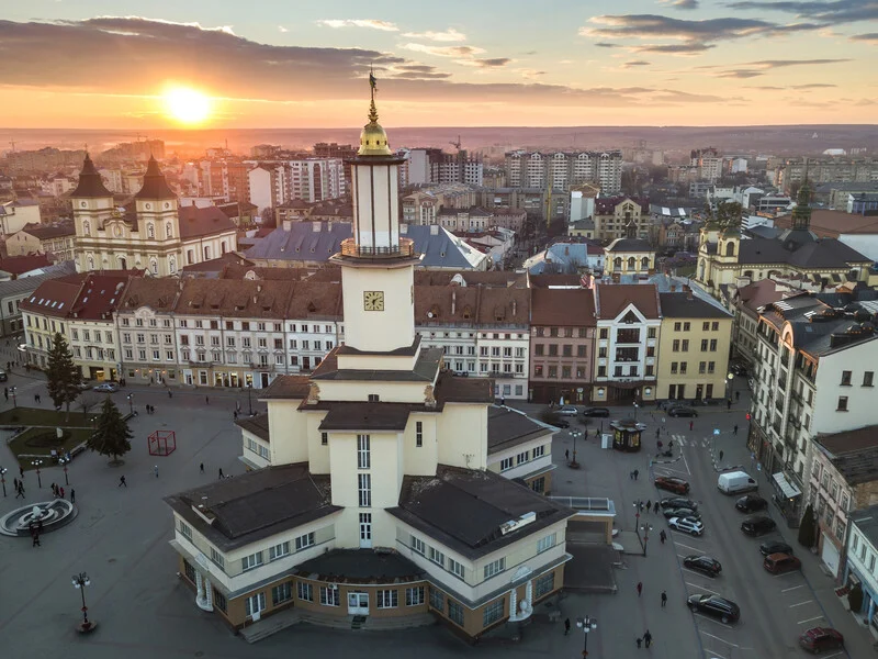 Удар РФ по Івано-Франківську: загинули військовий та його новонароджена донька
