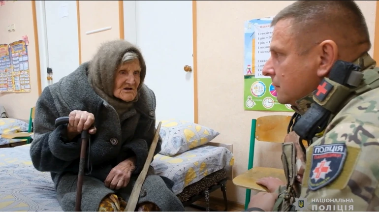 98-річна бабуся ішла пішки 10 кілометрів під обстрілами, тікаючи з окупованого селища (Відео)