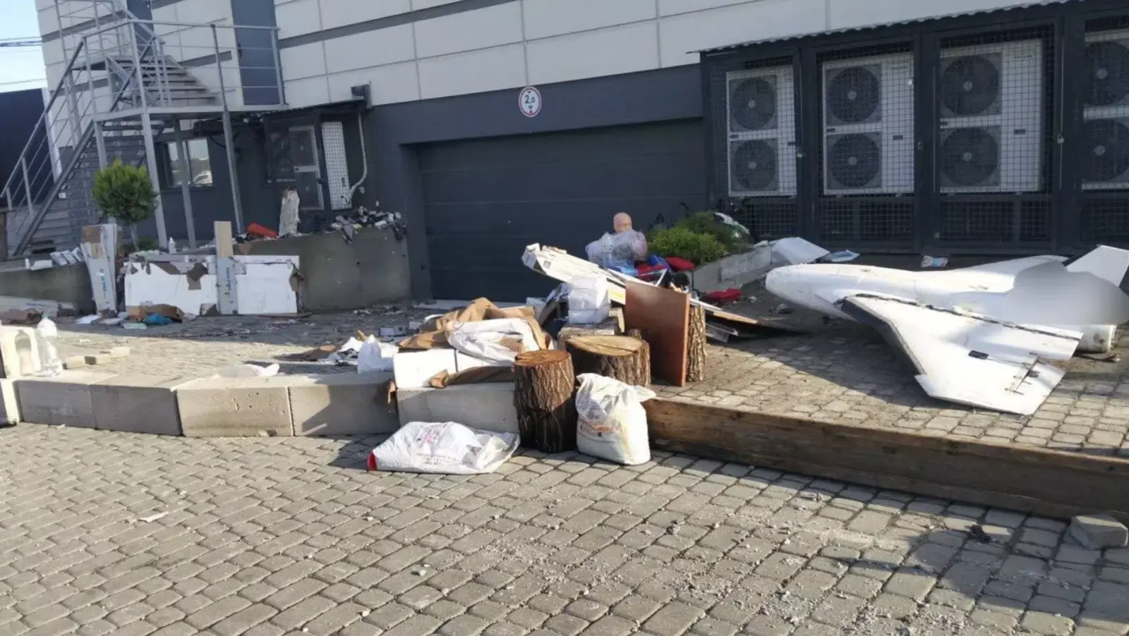 Під Львовом під час повені до магазину прибило російський дрон 