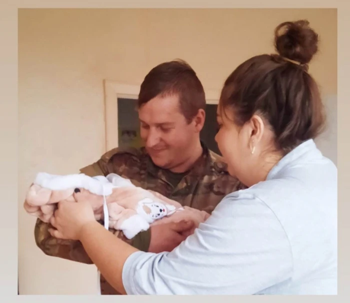 «Тато повернувся»: волинський воїн зустрівся з дружиною та новонародженою донечкою (Відео)