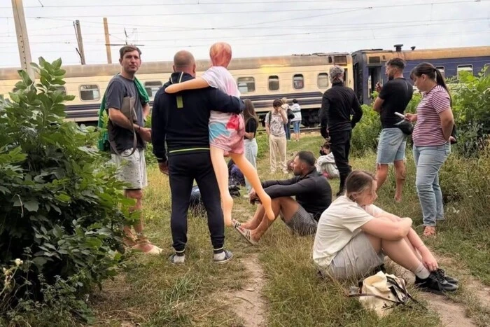 На Київщині чоловік евакуювався з потяга з гумовою жінкою