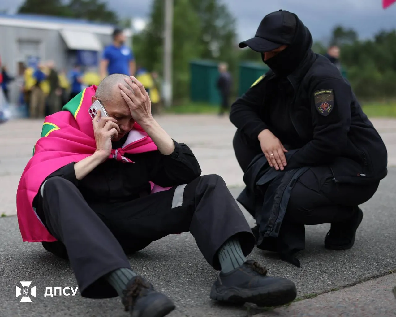 «Ще з «Азовсталі»: український воїн зберіг у полоні шкарпетки з написом ДПСУ