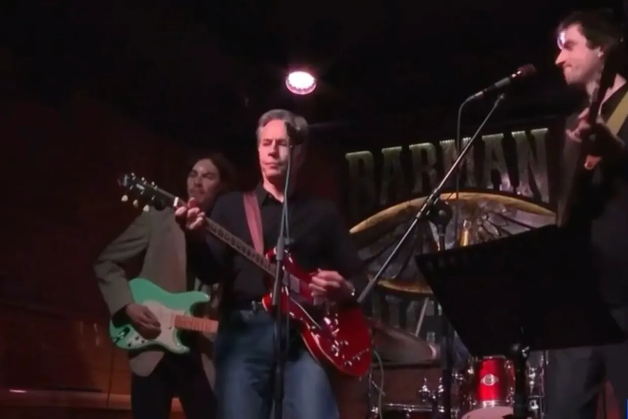 Найближчий друг Джо Байдена зіграв на гітарі та заспівав в одному з підземних барів Києва (Відео)