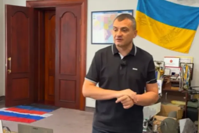  У кабінеті мера замість килимків лежать російські прапори