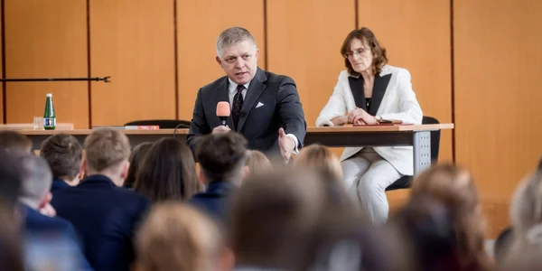 «Якщо такі герої, то їдьте в Україну»: Фіцо розлютився на школярів, які протестували проти нього