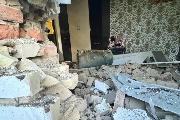 Бойова частина ракети влетіла у спальню: на Київщині 19-річна дівчина дивом вижила 