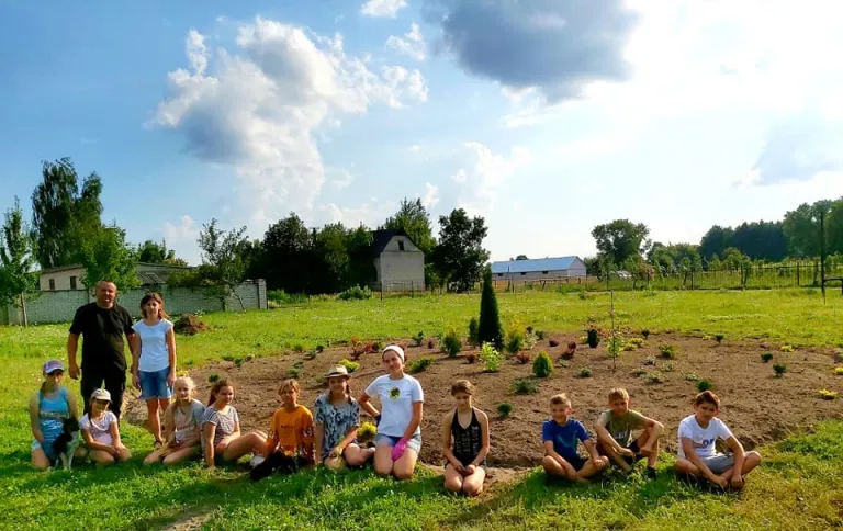 Учні шкільного лісництва на Маневичині створили міні-дендропарк у центрі села