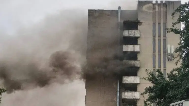 У Львові горить готель – всередині перебувають люди (Відео)