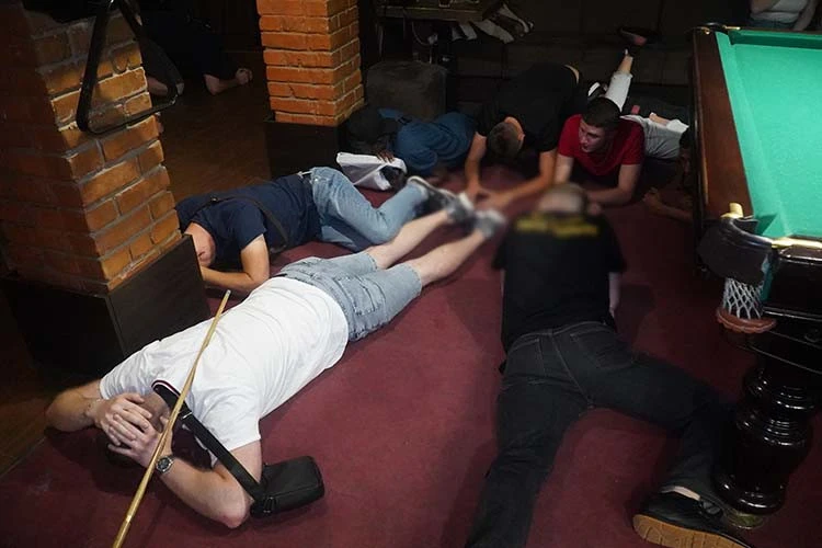 У розважальному закладі Тернополя вночі затримали 29 чоловіків призовного віку