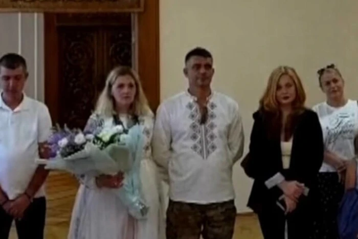 Пара в Києві одружилася на наступний день після влучання БпЛА в їхнє житло